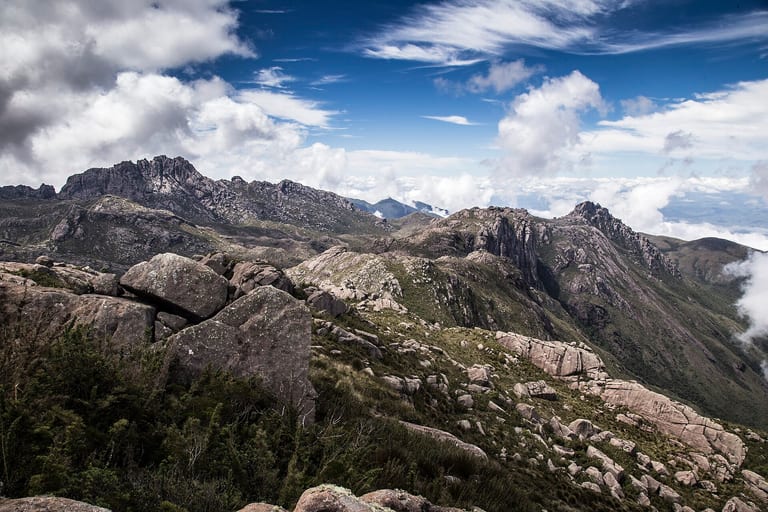 Picos e pedras da parte alta do Parque Nacional do Itatiaia vistos da trilha do Morro do Couto
