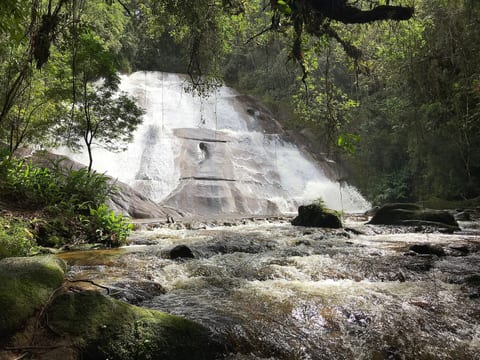Cachoeira de Santa Clara descendo pelo paredão de pedra, no lado mineiro de Visconde de Mauá