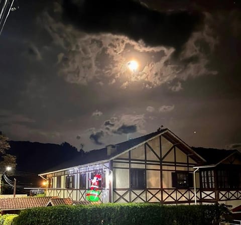 Pousada do Figa iluminada numa noite de lua em Maringá, Visconde de Mauá