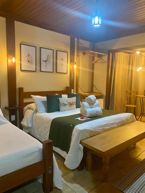 Quarto Triplo da Pousada do Figa com cama de casal, cama de solteiro e luz quente