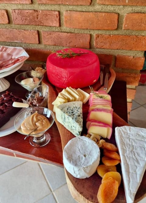 Tábua de queijos e frios do café da manhã da Pousada do Figa